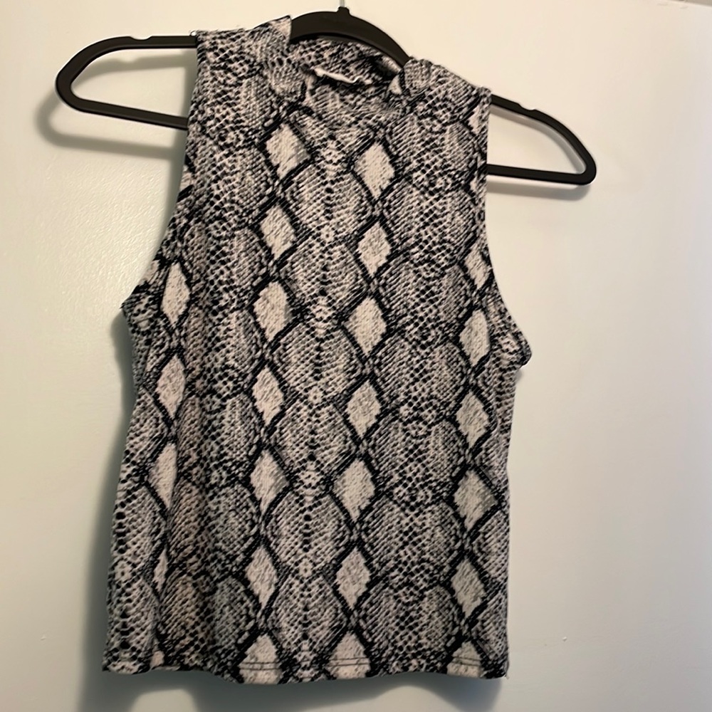 High collar, Semi-crop snake skin pattern tank